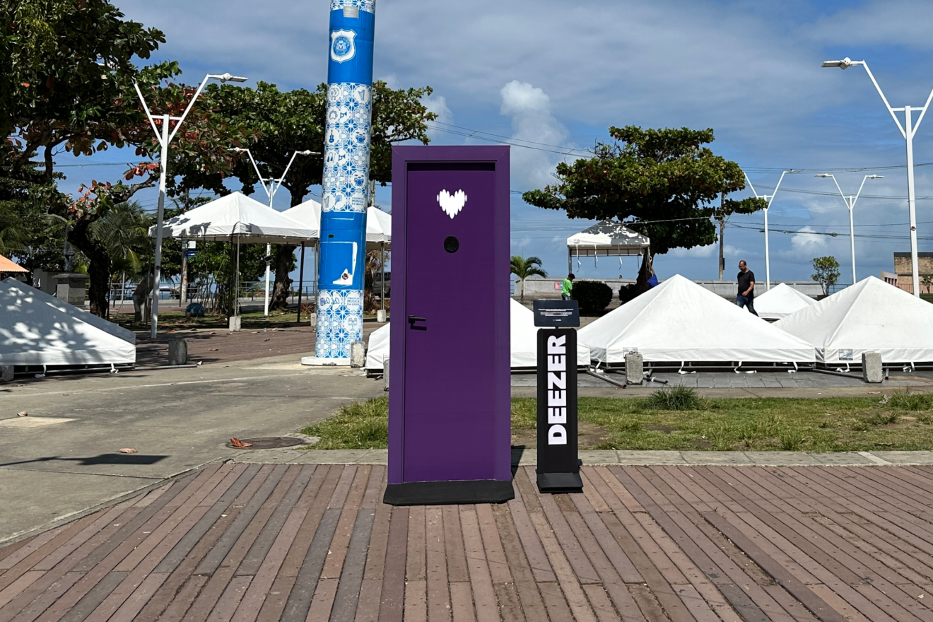 Deezer instala “Porta Roxa” interativa no metrô de SP para promover artistas emergentes