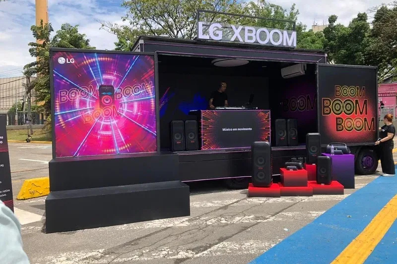 LG XBOOM usa Media Truck com DJ e quiosques interativos para campanha “Boom Boom Pow” em SP