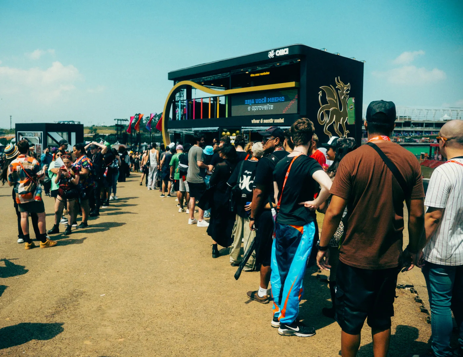 Olla marca presença no Lollapalooza 2025 com customização de brindes e challenge de dança
