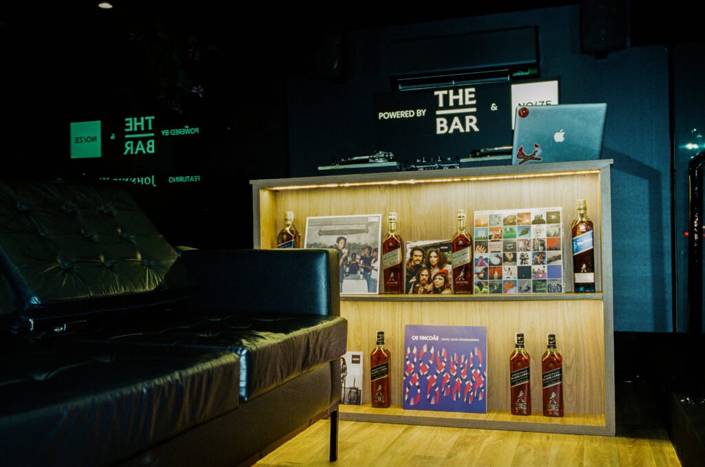 The Bar e Noize Record Club lançam guia de listening bares com apoio da Johnnie Walker