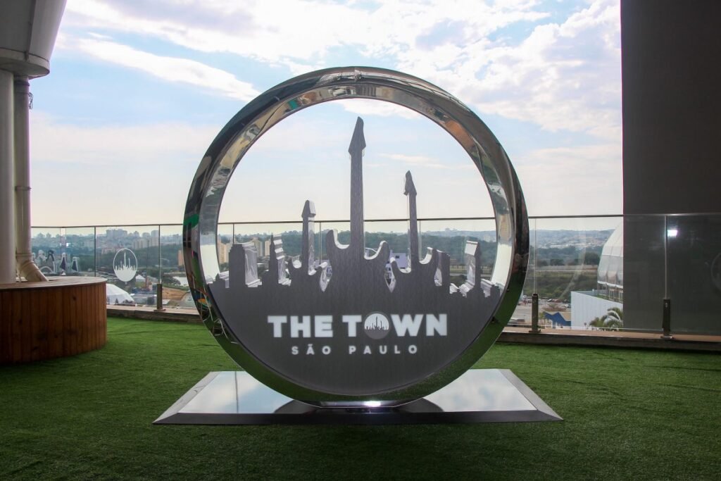 The town 1 1024x683 Musica conecta